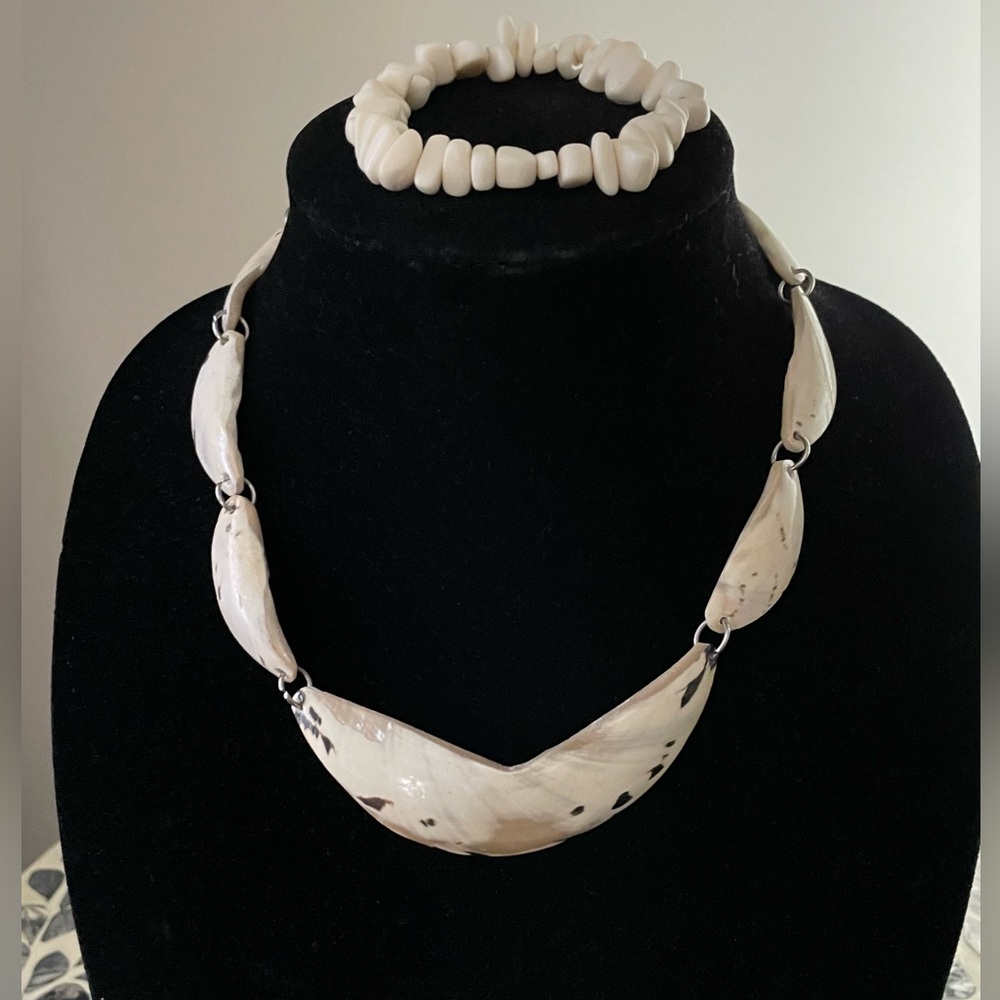 Vintage Shell Cream Necklace and Bracelet Set